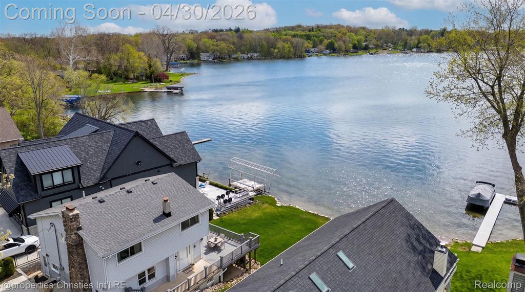 11417 N Shore Drive, Green Oak Township, MI 48189