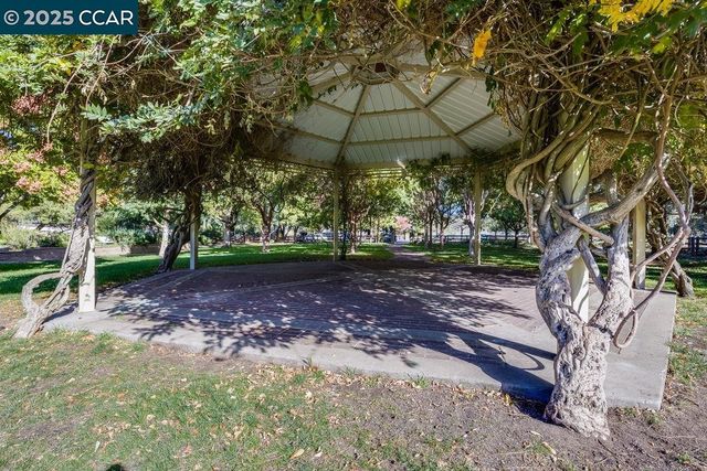 1221 McEwing Ct, Concord, CA 94521