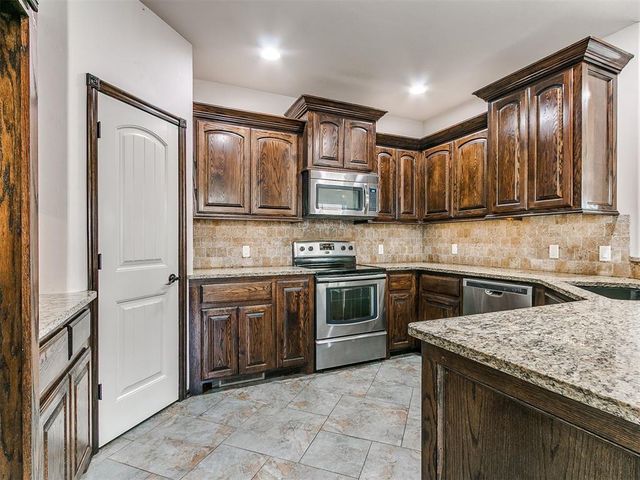 613 SW 7th St., S.W. 7th St., Moore, OK 73160