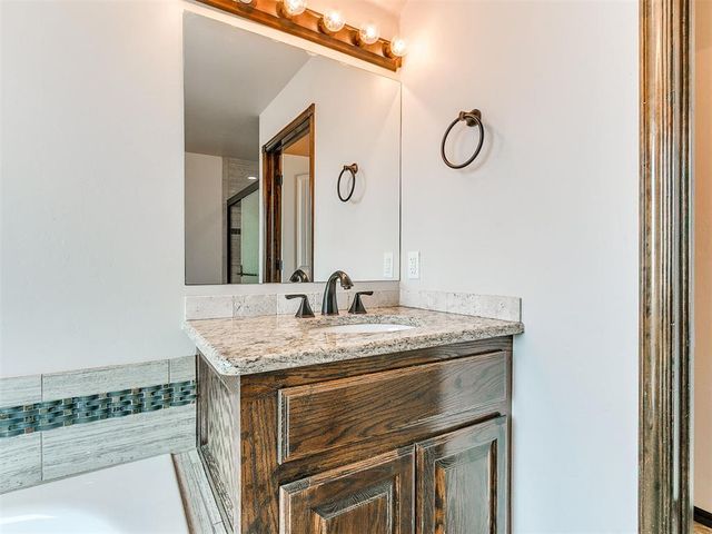 613 SW 7th St., S.W. 7th St., Moore, OK 73160