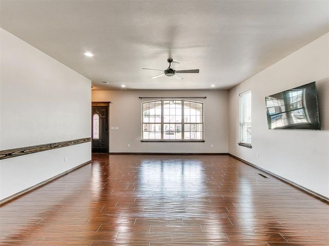 613 SW 7th St., S.W. 7th St., Moore, OK 73160