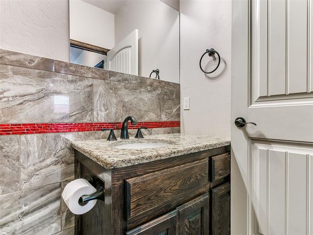 613 SW 7th St., S.W. 7th St., Moore, OK 73160
