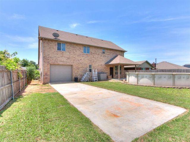 613 SW 7th St., S.W. 7th St., Moore, OK 73160