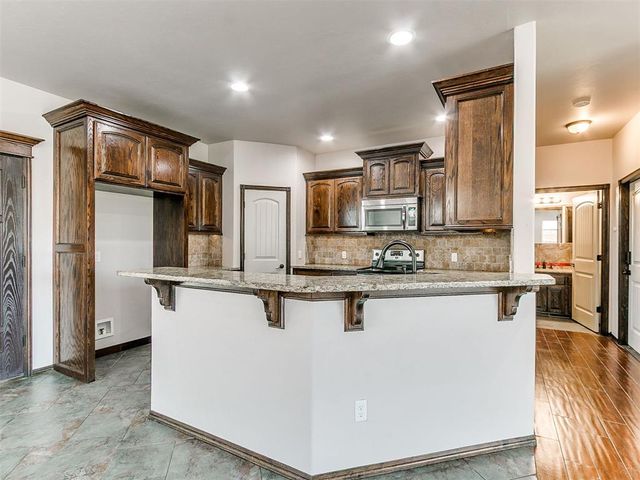 613 SW 7th St., S.W. 7th St., Moore, OK 73160