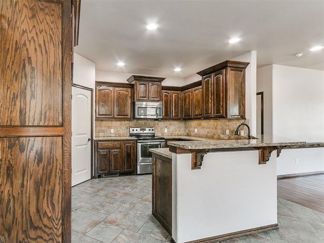 613 SW 7th St., S.W. 7th St., Moore, OK 73160