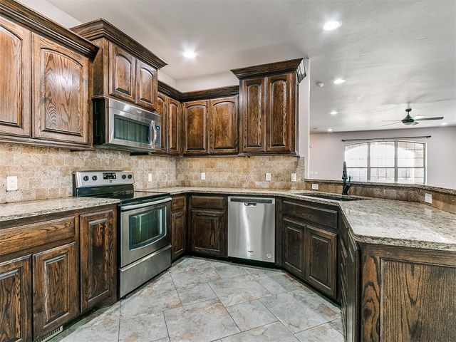 613 SW 7th St., S.W. 7th St., Moore, OK 73160