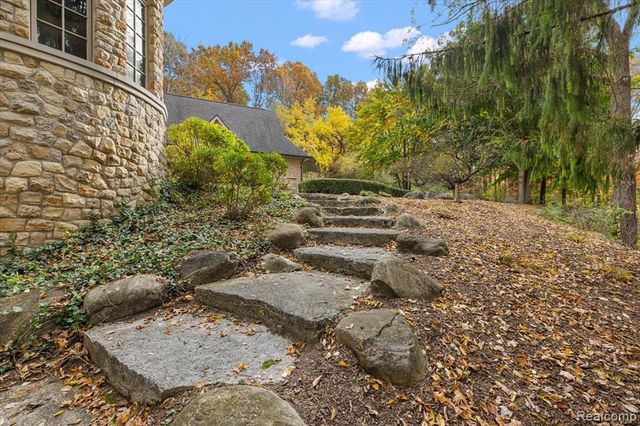 2541 Plum Creek Court, Oakland, MI 48363