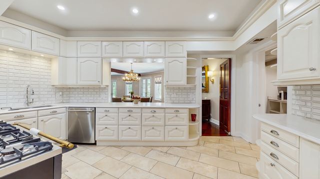570 Hathaway Circle, Lake Forest, IL 60045