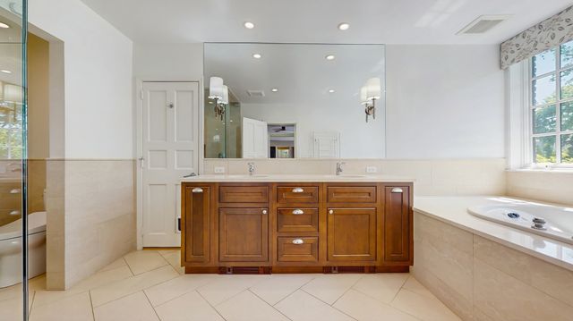 570 Hathaway Circle, Lake Forest, IL 60045