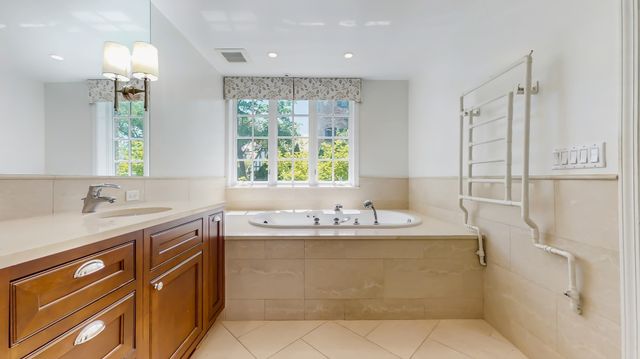 570 Hathaway Circle, Lake Forest, IL 60045