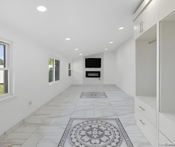 2075 Gulliver Drive, Troy, MI 48085