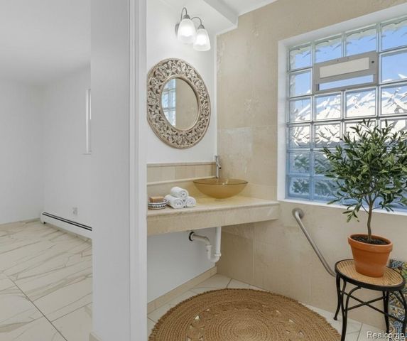 2075 Gulliver Drive, Troy, MI 48085