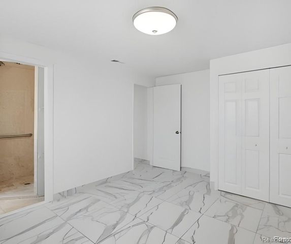 2075 Gulliver Drive, Troy, MI 48085