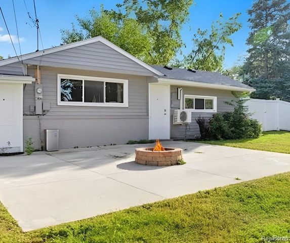 2075 Gulliver Drive, Troy, MI 48085