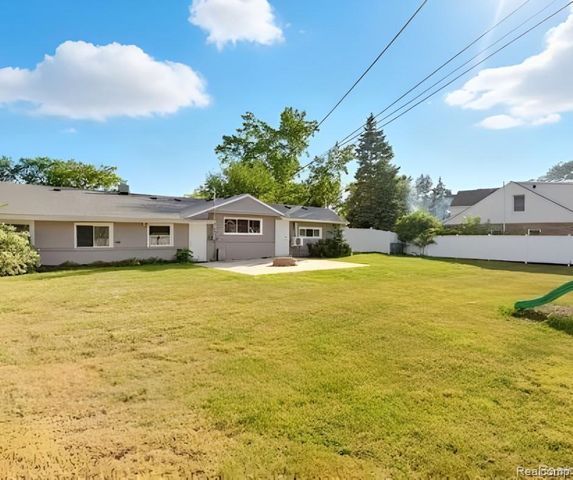 2075 Gulliver Drive, Troy, MI 48085