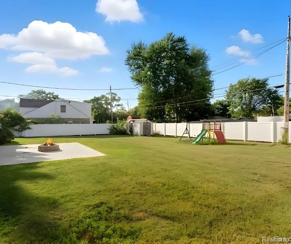 2075 Gulliver Drive, Troy, MI 48085