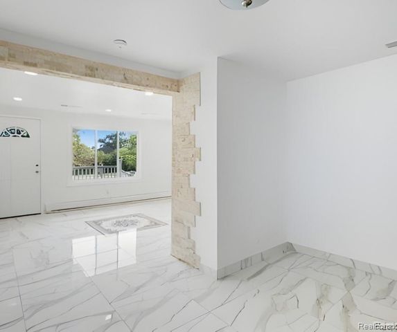 2075 Gulliver Drive, Troy, MI 48085