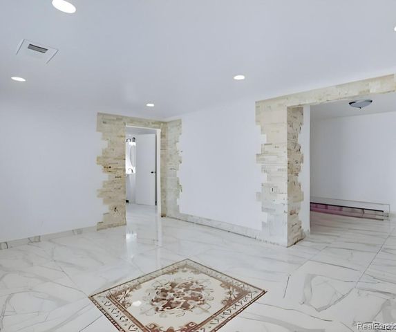 2075 Gulliver Drive, Troy, MI 48085