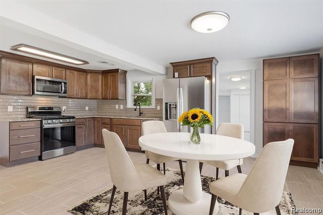 2075 Gulliver Drive, Troy, MI 48085