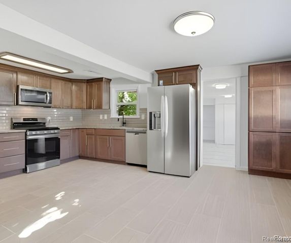 2075 Gulliver Drive, Troy, MI 48085