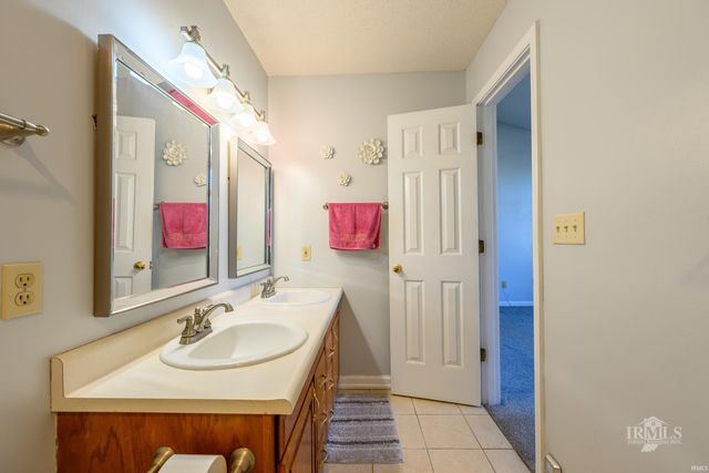 7909 W Kennedy Parkway, Yorktown, IN 47396