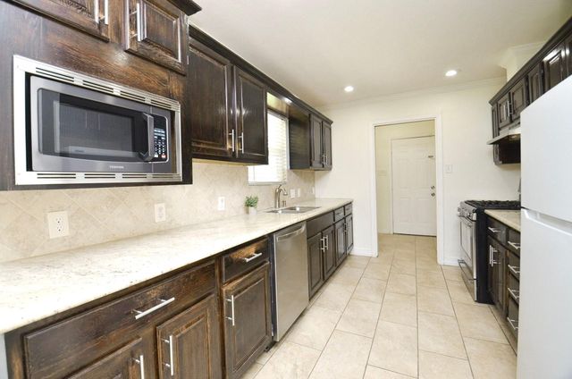 5515 Saxon Drive, Houston, TX 77092