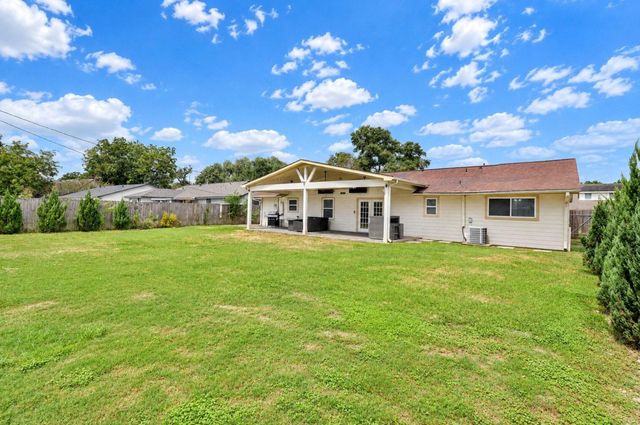 5515 Saxon Drive, Houston, TX 77092
