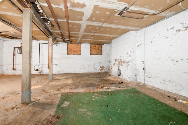 6818 S Harper Avenue, Chicago, IL 60637