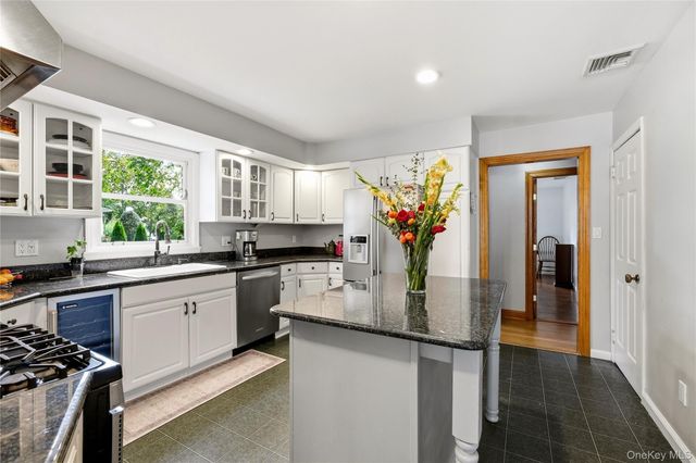 52 Bayway Avenue, Brightwaters, NY 11718