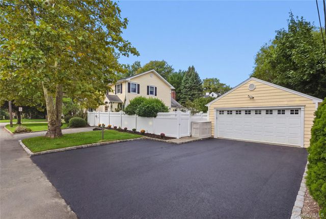 52 Bayway Avenue, Brightwaters, NY 11718