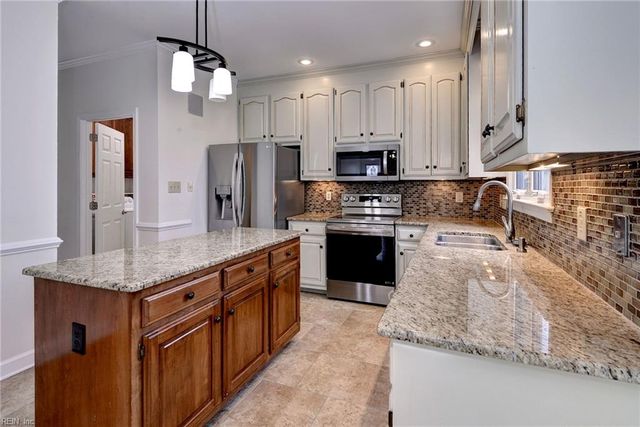 305 Allen Harris DR, Yorktown, VA 23692