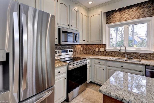 305 Allen Harris DR, Yorktown, VA 23692