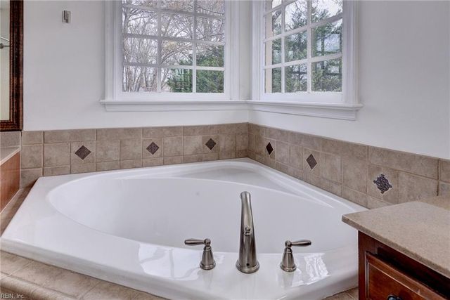 305 Allen Harris DR, Yorktown, VA 23692