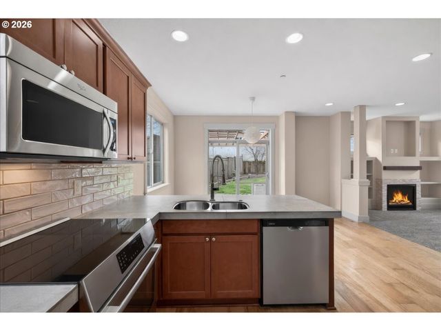 561 N DECLARATION Dr, Carlton, OR 97111