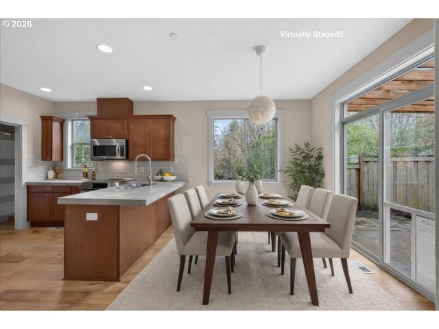 561 N DECLARATION Dr, Carlton, OR 97111