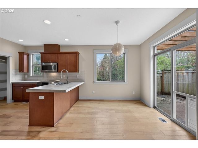 561 N DECLARATION Dr, Carlton, OR 97111