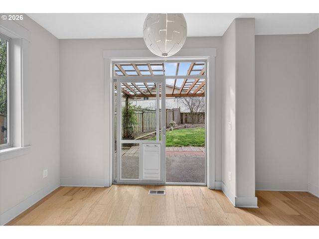 561 N DECLARATION Dr, Carlton, OR 97111