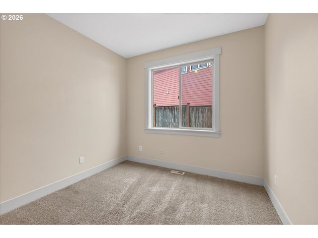 561 N DECLARATION Dr, Carlton, OR 97111