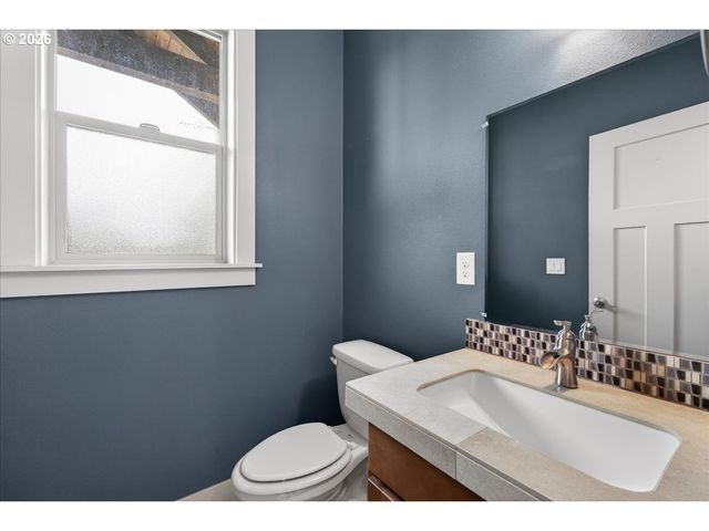 561 N DECLARATION Dr, Carlton, OR 97111