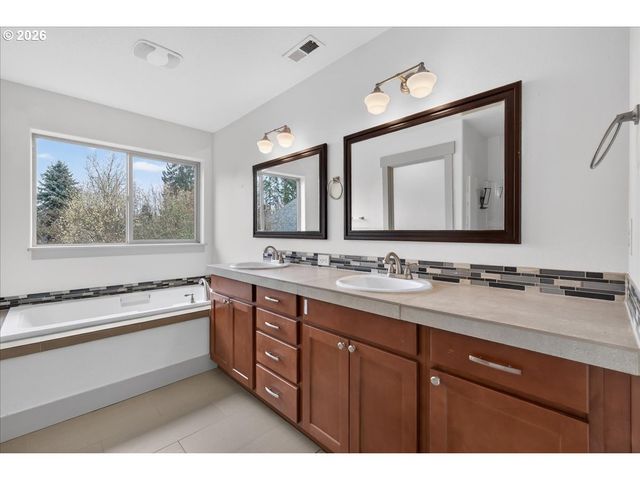 561 N DECLARATION Dr, Carlton, OR 97111