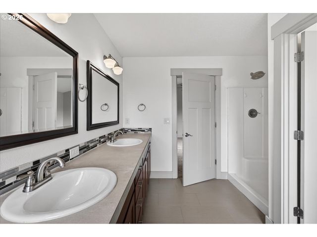 561 N DECLARATION Dr, Carlton, OR 97111