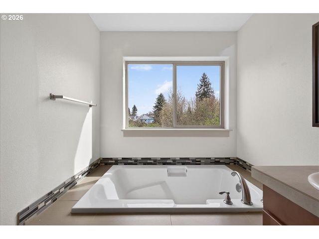 561 N DECLARATION Dr, Carlton, OR 97111