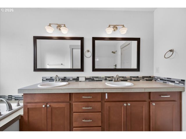 561 N DECLARATION Dr, Carlton, OR 97111