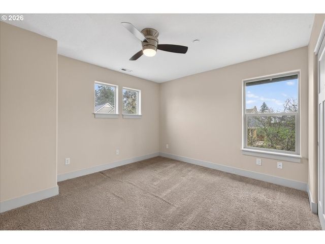 561 N DECLARATION Dr, Carlton, OR 97111