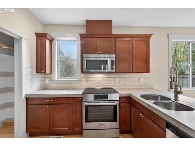 561 N DECLARATION Dr, Carlton, OR 97111