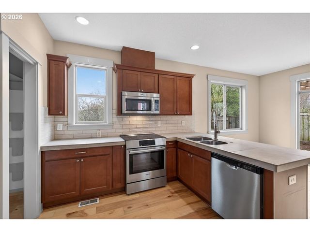 561 N DECLARATION Dr, Carlton, OR 97111