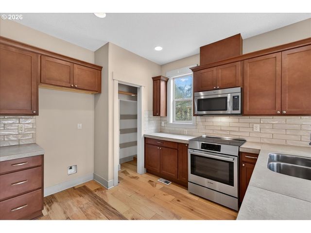 561 N DECLARATION Dr, Carlton, OR 97111