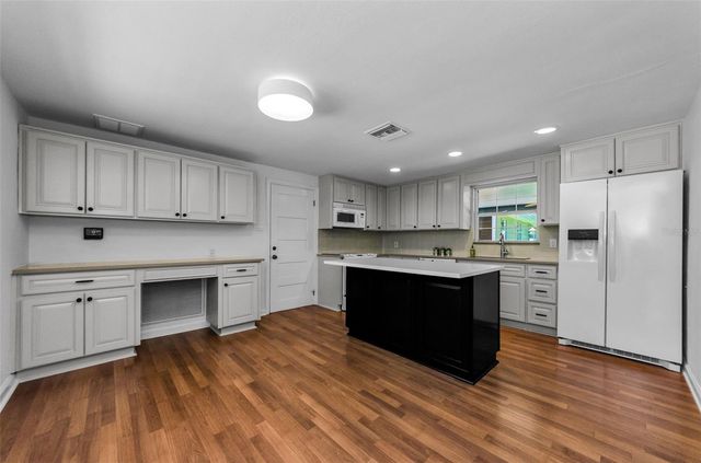 10702 N OREGON AVENUE, Tampa, FL 33612