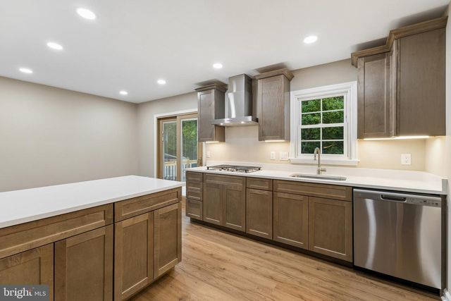 9512 LOMOND DR, Manassas, VA 20109