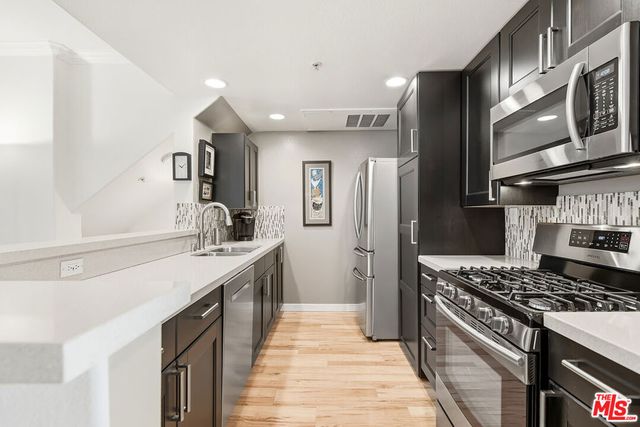 5240 Premiere Hills Circle 110, Woodland Hills, CA 91364